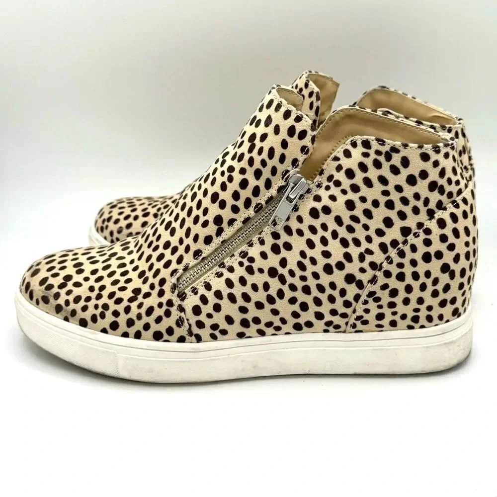 CUSHIONAIRE Hart Hidden Wedge Sneaker in Spotted Cheetah Print Women’s Size 8.5